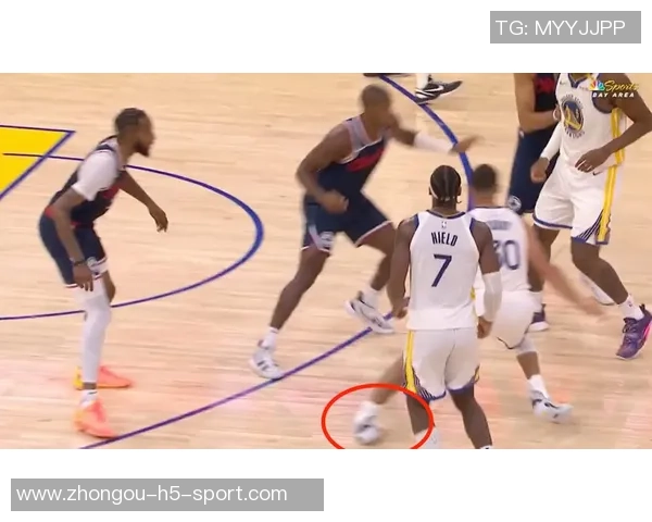 库里透露上半场扭伤脚踝情况不严重期待尽快恢复状态